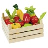 Un mélange de fruits et légumes dans une cagette en bois pour jouer à la marchande ou au cuisinier 